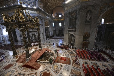 KOVČEG SA TELOM PAPE FRANJE IZLOŽEN U BAZILICI SVETOG PETRA Održana misa (FOTO)