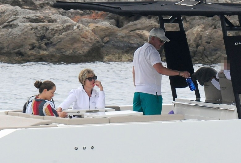 PAPARACI UHVATILI MAJKU ANE IVANOVIĆ U KUPAĆEM KOSTIMU Dragana ima četiri unuka, a u ovakvom izdanju je još niko nije video (FOTO)