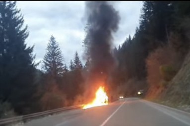 ZAPALIO SE AUTO U POKRETU KOD NOVE VAROŠI "Vatrom zahvaćen i put" (VIDEO)