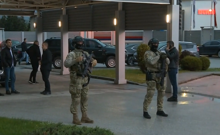 I JUTROS JE TENZIČNO U ISTOČNOM SARAJEVU Specijalci RS pred zgradom u kojoj je Dodik, ne može odande da izađe od juče!