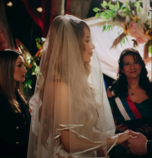 TEA TAIROVIĆ ZABLISTALA U VENČANICI Evo kako se pevačica snašla u ulozi mlade, jedan detalj ukrao svu pažnju (FOTO)