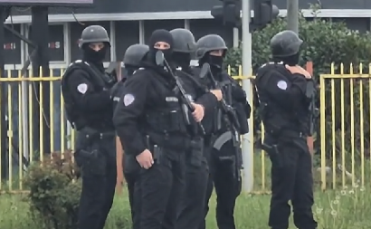 DRAMATIČNO U ISTOČNOM SARAJEVU Specijalci raspoređeni po celom gradu! Dodik iz zgrade Vlade izašao sa 3 PODIGNUTA PRSTA