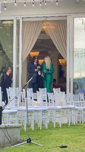 MAJKA TEE TAIROVIĆ SE NE ODVAJA OD OVOG MUŠKARCA! Evo kako se na dan svadbe ponaša prema pevačicinom ocu (VIDEO)