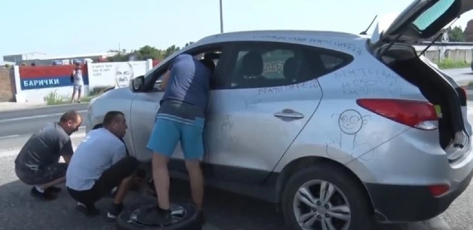 PEĐA IZ OBRENOVCA ZATEKAO JEZIV PRIZOR NA PARKINGU Automobil mu totalno uništen, preteće poruke lede krv u žilama! (VIDEO)