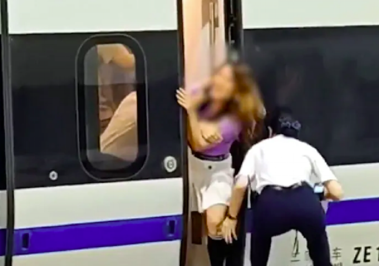 ŽENA BLOKIRALA VOZ I IZAZVALA BES JAVNOSTI Završila u zatvoru zbog ometanja saobraćaja (FOTO)