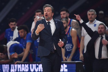 VELIKI SKANDAL POSLE MEČA U ATINI Trener Efesa se sukobio sa navijačima Panatinaikosa (VIDEO)