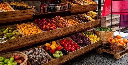 TRGOVCI DERU Paprene cene voća i povrća na pijacama