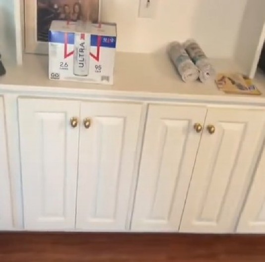 KUPILI SU KUĆU, I OTVORILI KUHINJSKI ORMARIĆ Poruka koja ih je tamo sačekala ledi krv u žilama! (VIDEO)