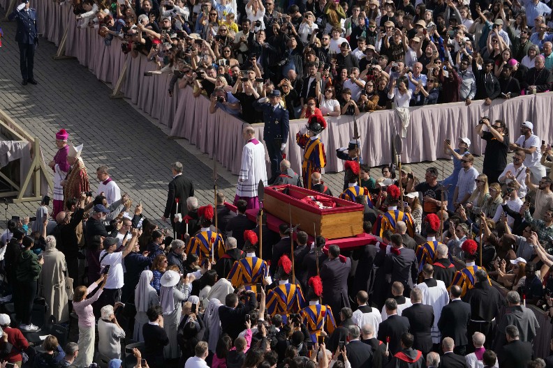 DANAS ISPRAĆAJ PAPA FRANJE NA VEČNI POČINAK: Prisustvovaće 200.000 građana i 130 delegacija (FOTO)