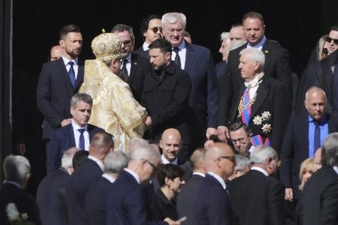 ZELENSKI NIJE ISPOŠTOVAO PROTOKOL SAHRANE PAPA FRANJE! Svi gledaju ukrajinskog lidera, je l' moguće da je to uradio? (FOTO/VIDEO)