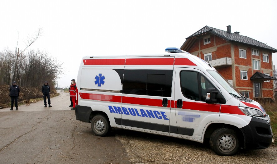 UŽAS U SRBIJI "Videli smo ga ovde, popio piće... pa pucao sebi u grudi pištoljem za ubijanje stoke"