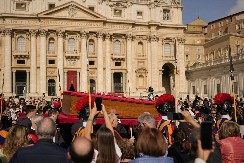ŽENAMA JE OVO STROGO ZABRANJENO DA NOSE NA PAPINOJ SAHRANI! Postoji samo jedna stvar...