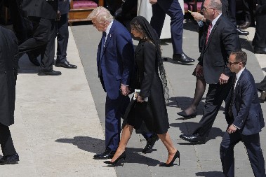 TRAMP NA PAPINOJ SAHRANI Šta se to desilo u Rimu? (FOTO)