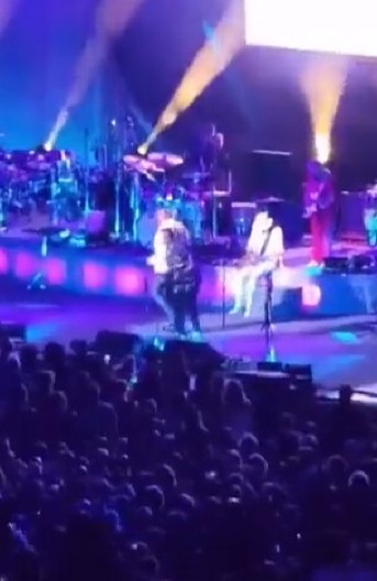 MUZIČAR SE SRUŠIO NA BINI! Onesvestio se u toku koncerta, nastup momentalno prekinut (VIDEO)