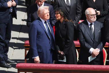 MELANIJA SPASLA DONALDA TRAMPA OD DIPLOMATSKOG GAFA NA SAHRANI PAPE FRANJE: Otkriveno šta mu je šapnula (VIDEO)