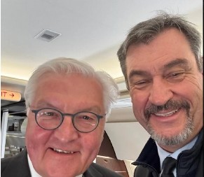 ŠOKANTNI SELFI PREMIJERA ZEDERA NA SAHRANI PAPE FRANJE: "Nije ti ovo Oktoberfest, samo ti kebab fali" (FOTO)