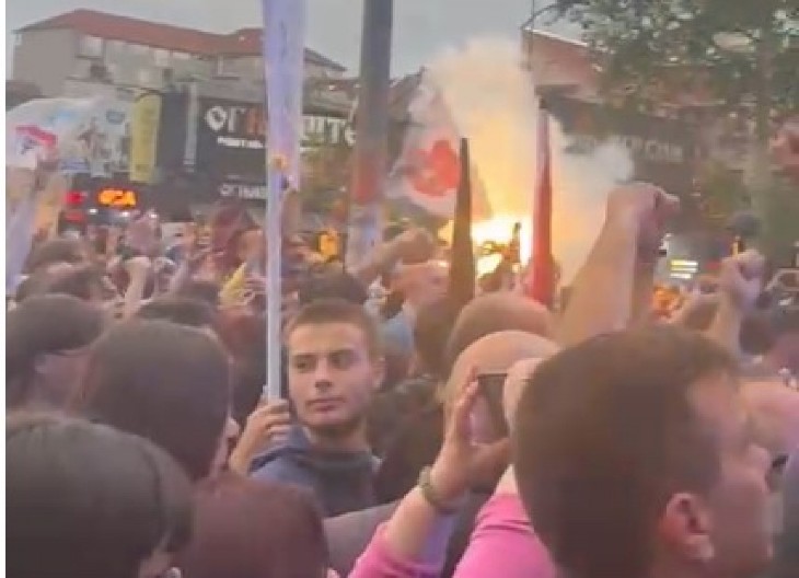 U NOVOM SADU KONCERT MRŽNJE UZ BAKLJADU: Koriste tragediju za poziv na haos! (VIDEO)