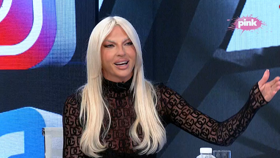 SLAVLJE U DOMU JELENE KARLEUŠE Pevačicina kuća puna cveća, evo koji je razlog! (FOTO)