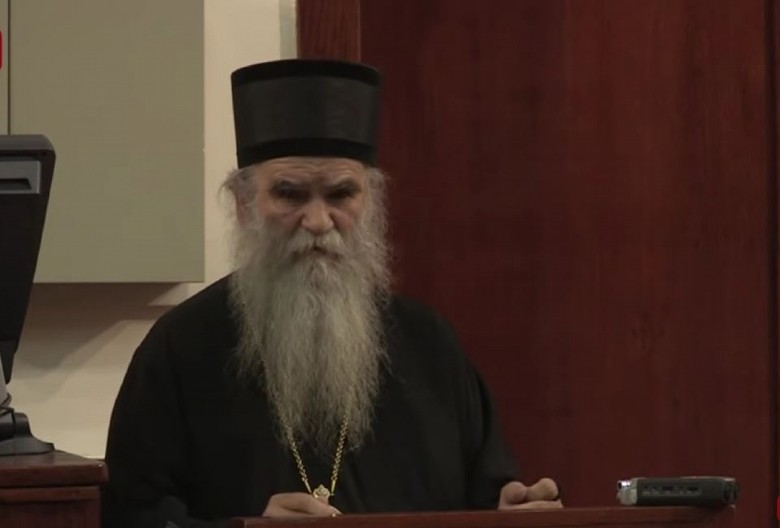 Policajcu uslovno pola godine zatvora zbog hapšenja mitropolita Amfilohija