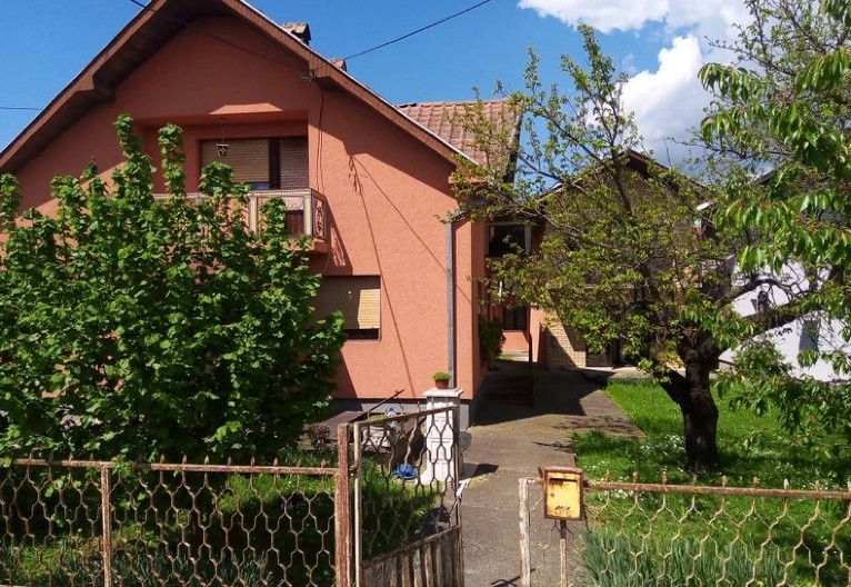 U blizini poznate srpske banje celo domaćinstvo, cena oduševljava sve: Dobijate 2 kuće, pomoćne objekte...