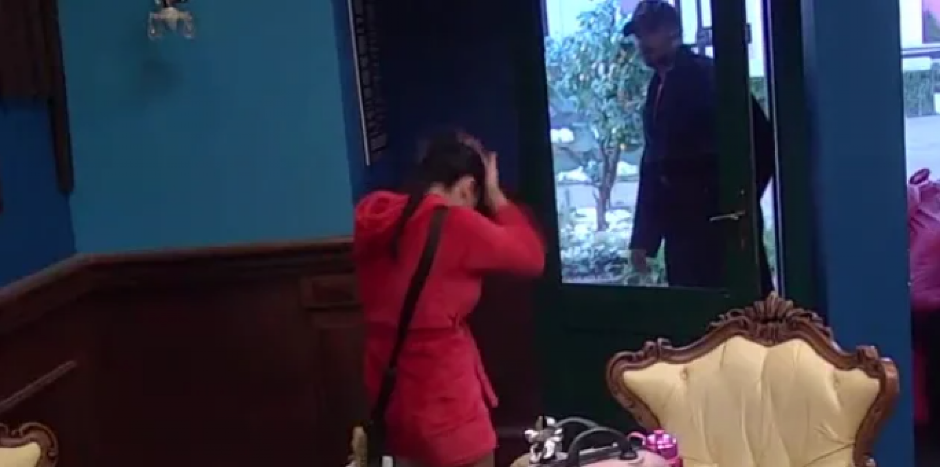 POTRESNE SCENE U ELITI Učesnica se udara po glavi i vrišti na sav glas, a razlog je šokantan (VIDEO)