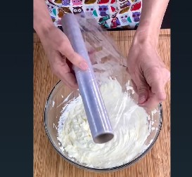 EVA JE STAVILA PROVIDNU FOLIJU U ZAMRZIVAČ Kad vidite koji problem je rešila, i vi ćete to uraditi!