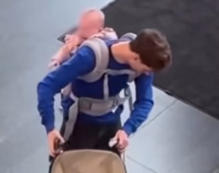 OTAC U PANICI POČEO DA TRAŽI BEBU Prestravio se zbog praznih kolica, a onda mu je prišla prolaznica i rekla da se okrene! (VIDEO)