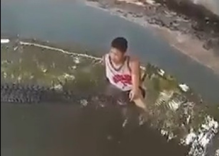 ZBOG SELFIJA UMALO OSTAO BEZ RUKE Turista preskočio ogradu i izazvao monstruma, vrištao dok ga je zver grizla! (VIDEO)