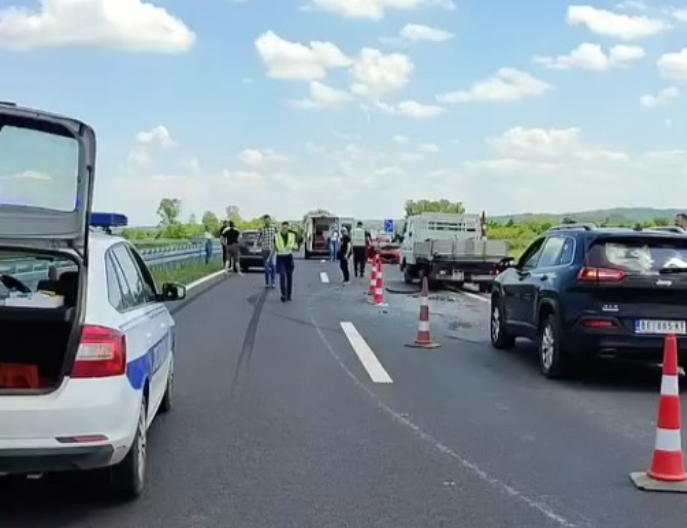 JEZIV SUDAR NA SAOBRAĆAJNICI KOD VALJEVA! Delovi auta razbacani po putu, kola zgužvana: Udes izazvao kilometarske kolone