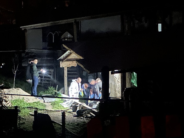 PRVE SLIKE I SNIMCI SA MESTA NEZAPAMĆENE TRAGEDIJE: Okupile se komšije i sveštenik ispred kuće gde je poginulo četvoro ljudi u septičkoj jami (FOTO/VIDEO)