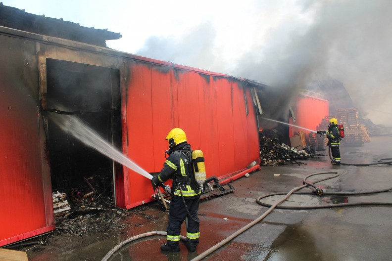 VATRENI PRVI MAJ Požar kod Košutnjaka, vatrogasne ekipe na terenu