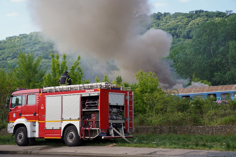 PRVE FOTOGRAFIJE SA MESTA POŽARA NA ŽELEZNIČKOJ STANICI Gore putnički vagoni, kulja gusti dim (FOTO)