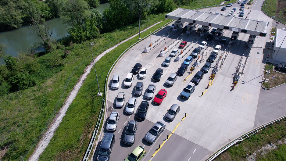 KILOMETRSKA KOLONA NA "MILOŠU VELIKOM" Evo kakva je situacija na naplatnoj stanici Pakovraće (FOTO)