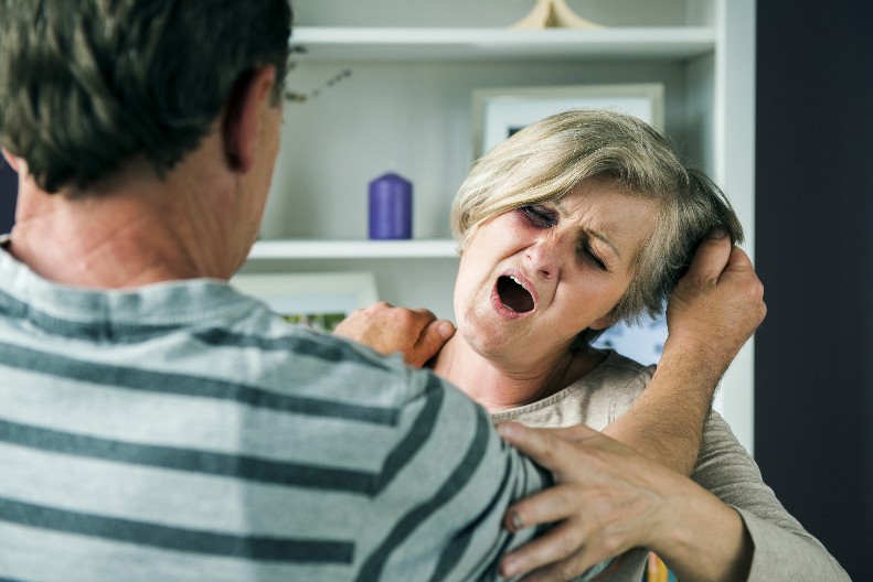 STRANAC NASILNIK U BEOGRADU TUKAO ŽENU (54), A TAŠTU (79) ŠUTNU0 U STOMAK Policija ga odmah uhapsila