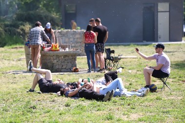 FOTKA PORODIČNOG "PRVOG MAJA" POSTALA APSOLUTNI HIT Familija se  potukla odmah nakon što se izljubila