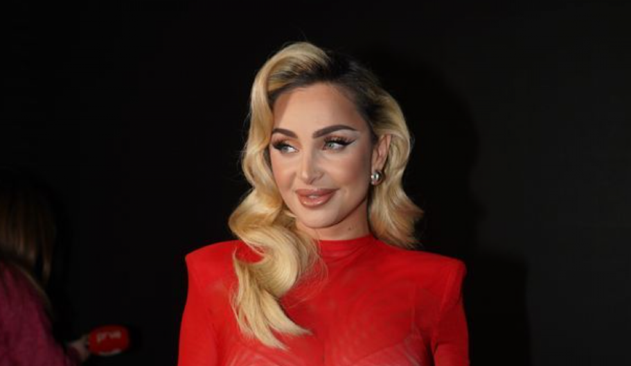 MAJA BEROVIĆ POKAZALA HOT TELO U TERETANI! Ovakvu je do sada nismo videli, atributi sevaju! (FOTO)