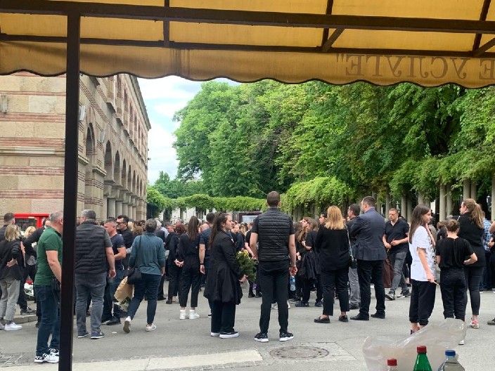 SAHRANA NAŠE POZNATE GLUMICE (61) Milica Milša se pridržava za sina, bolne scene na Novom groblju