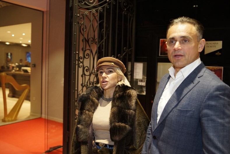 IZ OVE LUKSUZNE VILE SE JOVANA MOMENTALNO ISELILA NAKON RASKIDA! Pred kapijom srebrni lavovi, a u dvorištu - dom kao iz filmova (FOTO)