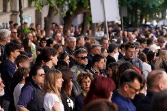RODITELJI, DECA I HILJADE GRAĐANA UPALILI SVEĆE I POLOŽILI CVEĆE ZA UBIJENE ANĐELE Beogradu održan komemorativni skup žrtvama masakra u OŠ Vladislav Ribnikar
