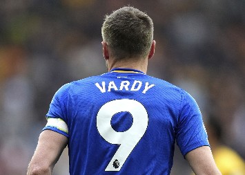 DRAMA U PREMIJER LIGI Sudija pao na teren nakon sudara, Vardi uzeo pištaljku i svirao prekid (VIDEO)