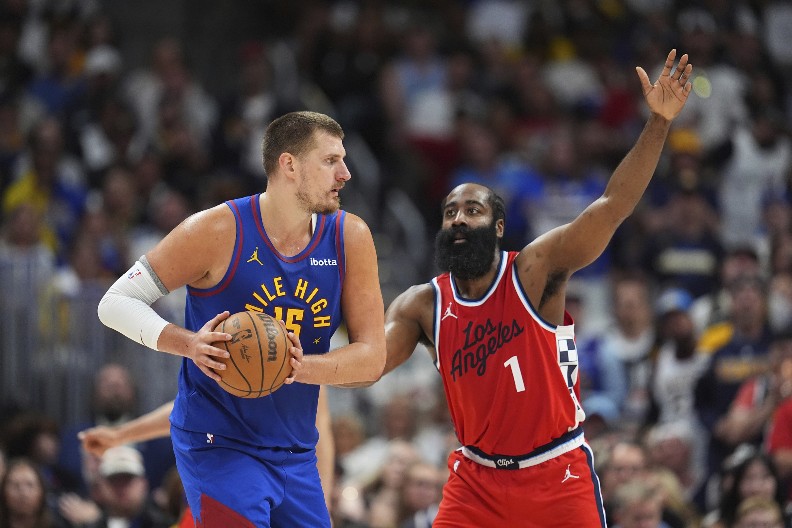 DA LI JE TO NAJRUŽNIJA OSOBA KOJU SI POLJUBIO U ŽIVOTU? Hit pitanje za Jokića posle razbijanja Klipersa, a tek će vas odgovor nasmejati do suza (VIDEO)