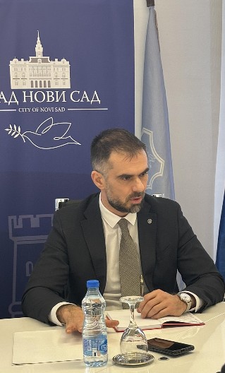 OGLASIO SE ŽARKO MIĆIN POVODOM SKANDALOZNOG ČINA Novi Sad je grad mira i tolerancije, ovakvo skrnavljenje mesta tragedije je apsolutno nedopustivo!