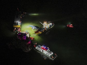 UŽAS U KINI! Jaki vetrovi prevrnuli turističke čamce, poginulo desetoro ljudi, na desetine povređenih! (FOTO)