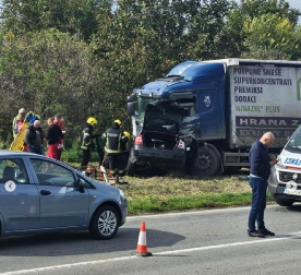 AUTOMOBIL SE ZAKUCAO U KAMION Teška saobraćajna nesreća kod Sremskih Karlovaca