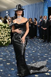 SKANDAL NA MET GALI Kim Kardašijan doživela neviđeni peh, imala žestoki okršaj sa obezbeđenjem (VIDEO)