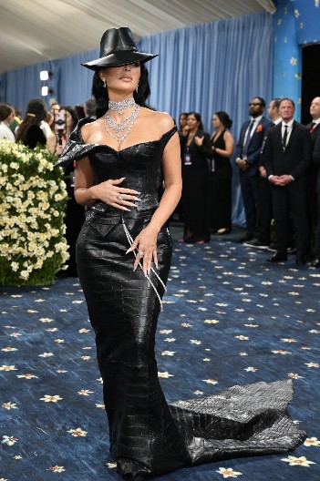 SKANDAL NA MET GALI Kim Kardašijan doživela neviđeni peh, imala žestoki okršaj sa obezbeđenjem (VIDEO)