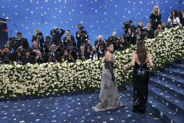 PROVIDNA HALJINA I GRUDI NA IZVOLITE Najmlađa milijarderka pokazala moćan stil na crvenom tepihu, svi su gledali u ovaj detalj