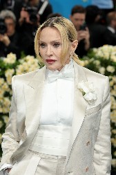 OMAŽ ŽENSKIM ODELIMA KOJI SU IDEALN IZBOR ZA SVAKO SLAVLJE Autfiti Madone i Zendeje su za svaku ženu, izdužuju figuru, naglašavaju siluetu