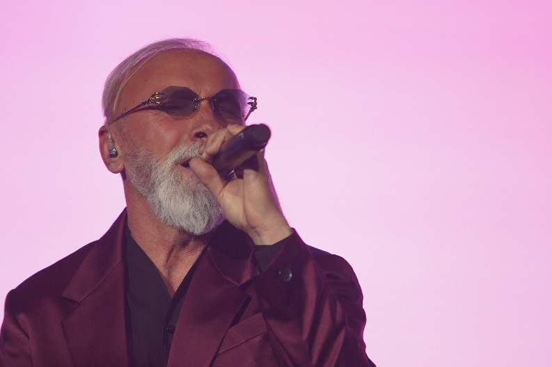 "MOJA DECA NE VOZE FERARI I NE ŠMRČU" Upoznajte ćerku i sina Dino Merlina, pevač o naslednicima izustio samo jedno, a evo čime se oni bave