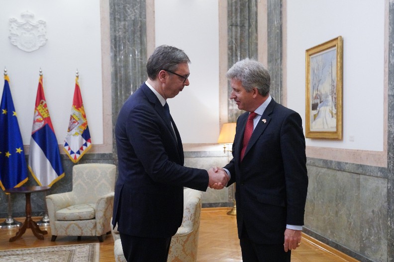 PREDSEDNIK NASTAVIO SA SASTANCIMA U PREDSEDNIŠTVU Vučić razgovarao s britanskim ambasadorom Fergusonom